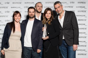 Anne-Marie Jodoin, de Sherlock, entourée de l’équipe de Bleublancrouge lors de la remise des prix CRÉA 2014 en avril dernier.